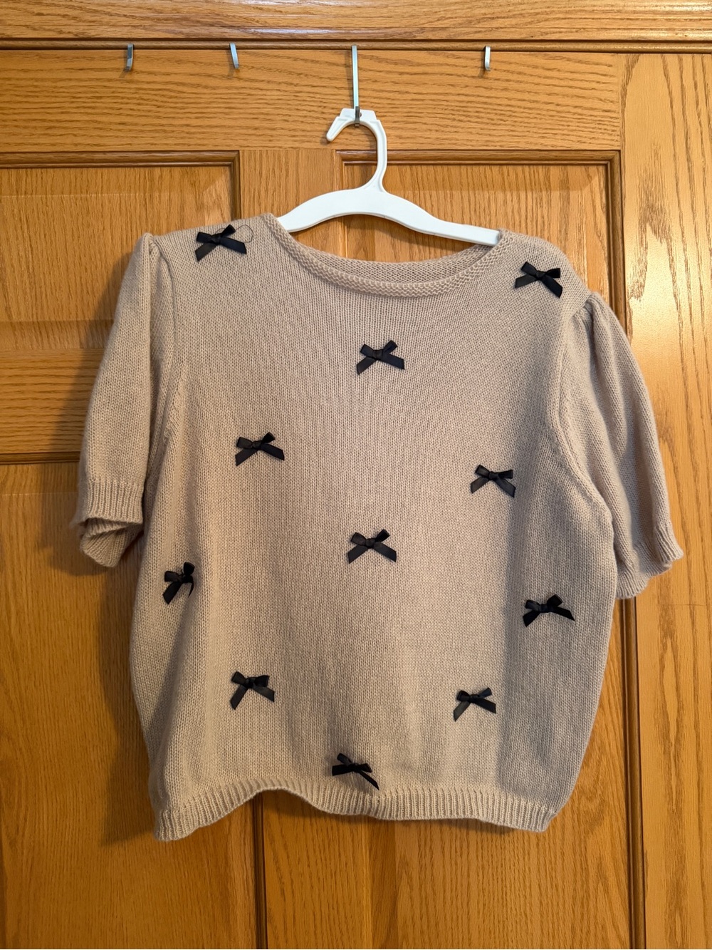 SHEIN Cream Short Sleeve Crewneck Sweater with Black Bow Accents